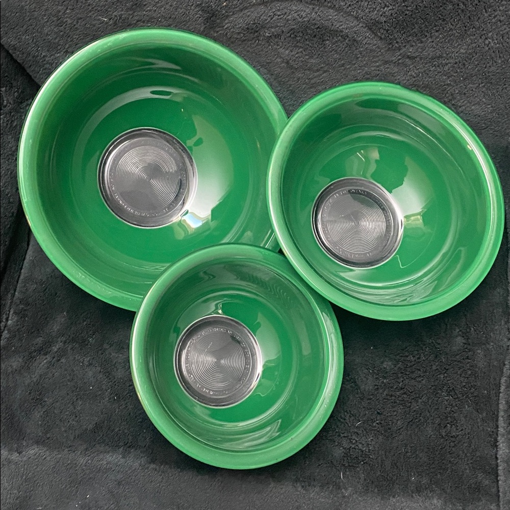 Vintage Pyrex Set of 3 Nesting Mixing Bowls 322 323 325 Green
Clear Bottom - Picture 10 of 16